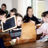 Mit Ranzen und Schiefertafel
